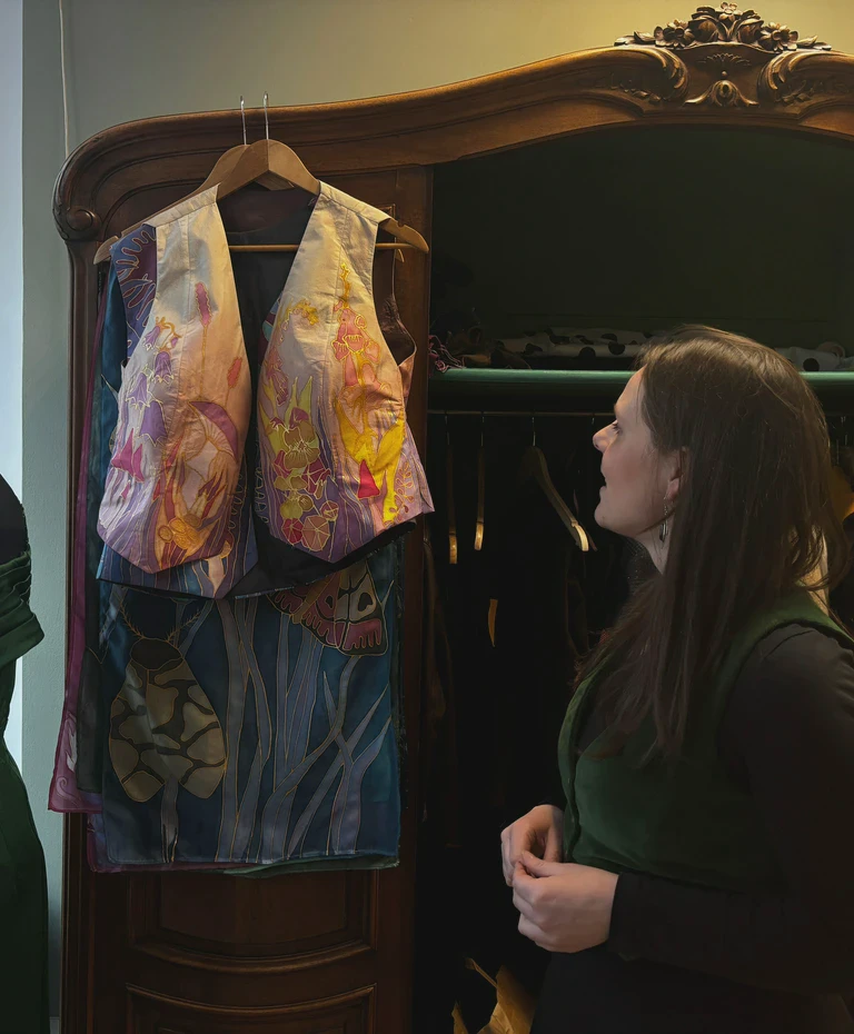 ubranie na&nbsp;wieszaku